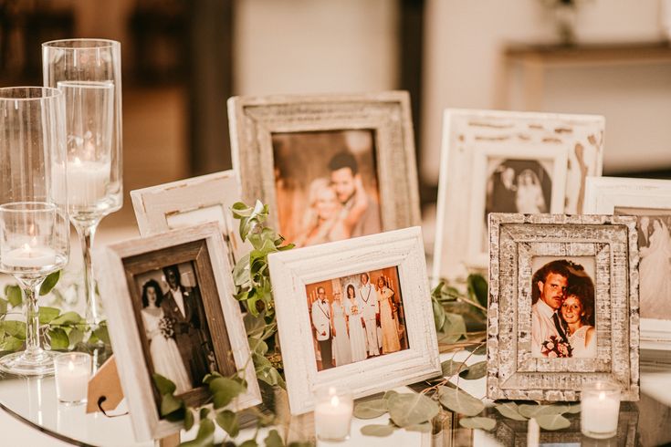 mẫu bàn để ảnh cưới tone trắng vàng lãng mạn